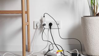 VIDEO Unii furnizori de energie electrică au mai scăzut prețul