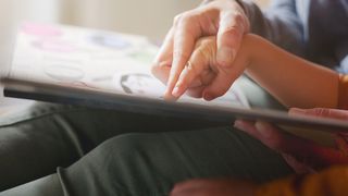 VIDEO Povara nevăzută a reproșurilor părinților. Cum afectează datoria necerută dezvoltarea copiilor