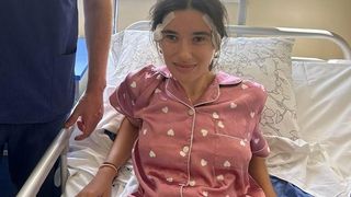 Lovitură după lovitură pentru Irina, t&acirc;năra de 20 de ani cu paralizie cerebrală. A aflat că i-a murit mama c&acirc;nd s-a &icirc;ntors din sala de operație: &bdquo;Tatăl a fost prezent doar ca să distrugă. Să lovească&rdquo;