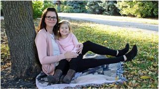 Sara și fetița ei Alexa, de 8 ani, au fost ucise de un șofer de TIR care a fugit din țară. "Micuța a așteptat ultima îmbrățișare a tatălui ei"