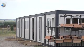 VIDEO „Am găsit această soluție”. Anul școlar începe în șantier. Mii de elevi învață în containere modulare