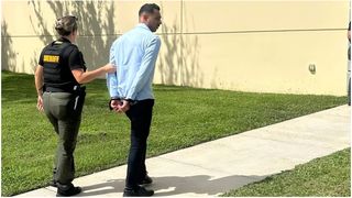 Rom&acirc;n de 33 de ani, arestat &icirc;n Florida după ce poliția l-a văzut pe băiatul lui de 10 ani cu un Rolex la m&acirc;nă, &icirc;n valoare de 40.000 de dolari