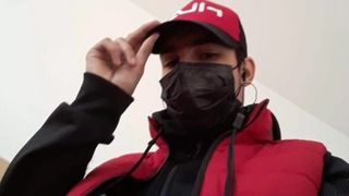 VIDEO El este tânărul care a atacat din senin un livrator asiatic. Individul a fost arestat. Semnal de alarmă cu privire la ura și rasismul din România