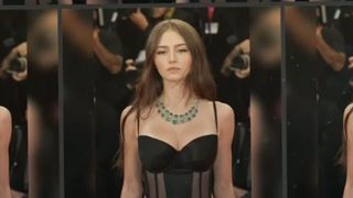 VIDEO Regizor român, în juriu la Festivalul de Film de la Veneția. Strălucire și controverse pe covorul roșu