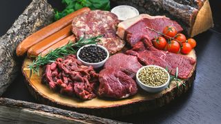 Grătarul de august: cum să te bucuri de mici și cârnați pe final de vară