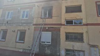 Explozie într-un cămin din Reșita. O butelie a băgat două persoane în spital cu arsuri