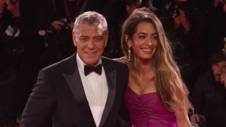 Strălucire și eleganță pe Covorul Roșu la Festivalul de Film de la Veneția. George Clooney și Amal au făcut show