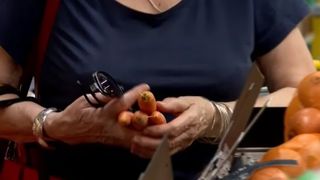 VIDEO Prea săraci chiar și pentru promotii: „Pe ce cumpăram cu 100 de lei acum trebuie să plătim 300”