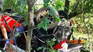 VIDEO Doi soți au pierit după ce mașina lor a căzut într-o râpă adâncă de 15 metri. Se îndreptau spre un parastas când a avut loc tragedia