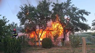 Explozie într-o casă din Botoșani! Un bărbat de 55 de ani a ajuns la spital cu arsuri grave la mâini și picioare