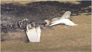 VIDEO Două avioane s-au ciocnit &icirc;n aer deasupra unui aeroport. Nu se știe numărul exact al victimelor