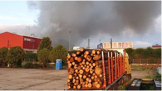 VIDEO Planul Roșu de Intervenție, activat după un incendiu la fabrică de pal din Sebeș! Mai multe persoane au fost rănite