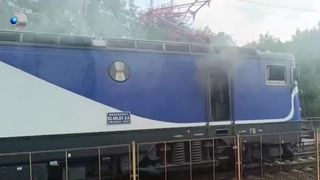 VIDEO Locomotivă &icirc;n flăcări! 1300 de pasageri au fost evacuați