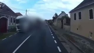 VIDEO O mamă și bebelușul său, implicați într-un accident tragic. Femeia a intrat cu mașina într-o cisternă de lapte