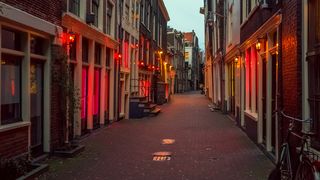 Ai auzit de felinarele roșii din Amsterdam. Dar știi ce înseamnă lumina albastră?