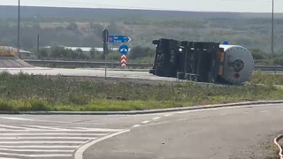 O cisternă &icirc;ncărcată cu gaz s-a răsturnat &icirc;n Vaslui. Mai multe persoane sunt evacuate. Traficul, blocat