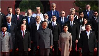 VIDEO "China este de neoprit", spune președintele Xi Jinping. Doi foști premieri ai Rom&acirc;niei, alături de Putin și ceilalți dictatori care vor o nouă ordine mondială. Reacția MAE