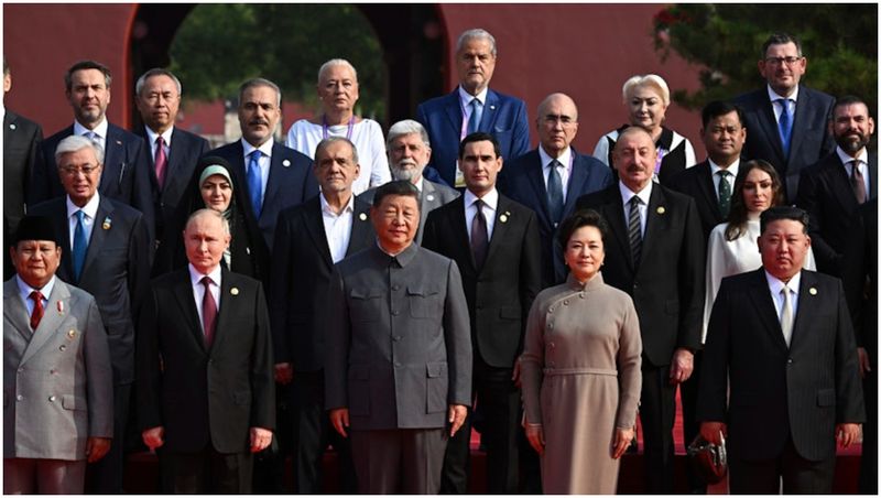 Adrian Năstase și Viorica Dăncilă, în poza de grup cu Vladimir Putin și Kim Jong-un