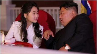 Cine este fetița de 12 ani care îl însoțește pe dictatorul Kim Jong-un la parada de la Beijing