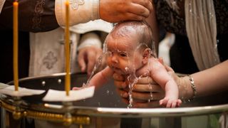 VIDEO Supărare la un botez din Iași! Preotul a certat părinții pentru că bebelușul era flămând