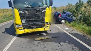 Un bătrân de 72 de ani a murit după ce a intrat cu mașina într-un TIR