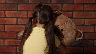 VIDEO Anchetă de amploare în cazul copilei strivite de un dulap, acasă. Micuța a fost lăsată singură de fratele mai mare, care a plecat să livreze o comandă