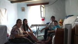 Casa dărăpănată în care se află tatăl și cei trei copii