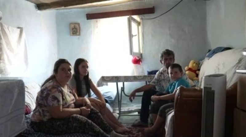 Casa dărăpănată în care se află tatăl și cei trei copii