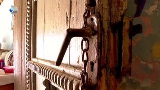 Casa dărăpănată în care se află tatăl și cei trei copii