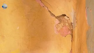 Casa dărăpănată în care se află tatăl și cei trei copii