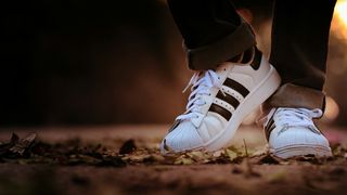 (P) Dincolo de sport: cum &icirc;ncălțămintea redefinește stilul urban