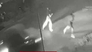 VIDEO Adolescentă din Iași, &icirc;n stare gravă după ce a fost lovită de o mașină. Fata traversa printr-un loc interzis