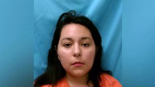 Și-a lăsat copilul în mașină și a plecat la fast food. Micuțul abandonat de propria mamă la peste 35 de grade Celsius a pierit