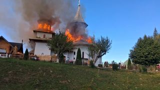 VIDEO Biserică mistuită de flăcări în Suceava. Turlele lăcașului de cult au fost cuprinse de incendiul puternic
