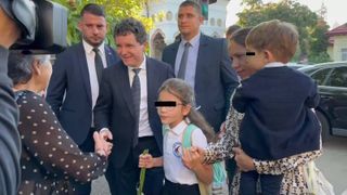 VIDEO Prima zi de școală pentru fiica lui Nicușor Dan s-a terminat repede. Președintele va primi profesorii la Cotroceni: „Nu am vrut să sfidez”