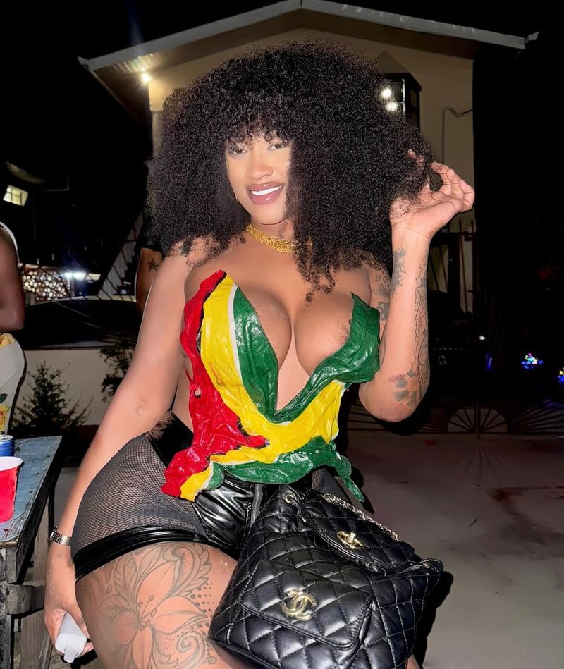 Influencera provocatoare Lola Doll