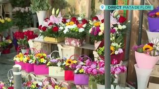VIDEO Suflă v&acirc;nt de pagubă la tarabele cu flori