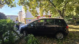 O familie cu doi copii, lovită de o mașină pe trotuar