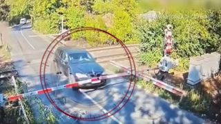 VIDEO Inconștiență fără margini în Ilfov. Cinci persoane au ajuns la spital după ce un șofer a spulberat barierele de la calea ferată