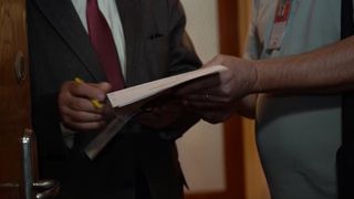 VIDEO Dilema vârstnicilor români: poștaș sau card bancar. Jumătate dintre bătrâni încă primesc pensiile prin poștă