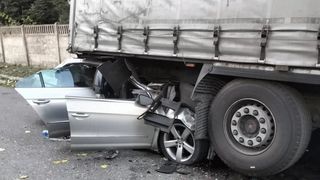 Un bărbat de 36 de ani s-a izbit mortal de un camion cu remorcă