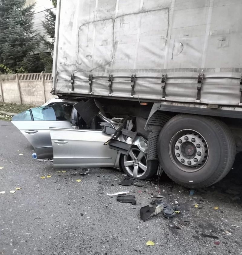 Un bărbat de 36 de ani s-a izbit mortal de un camion cu remorcă