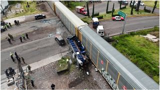 Momentul șocant &icirc;n care un autocar este lovit &icirc;n plin de un tren