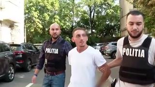 VIDEO Scene șocante &icirc;n traficul din Capitală. Un șofer străin a fost bătut &icirc;n plină stradă: &bdquo;Noi am crescut cu ideea că străinii au venit să ne ia păm&acirc;ntul, apa și femeile&rdquo;