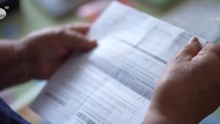 VIDEO Facturile la energie explodează din nou! Românii, disperați: „Ne-a distrus! Plângem în case, ne fură la sânge!”