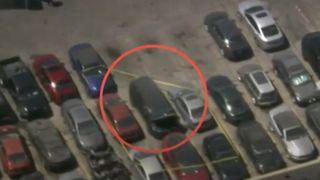 Trupul unei femei, găsit într-o mașină abandonată care aparținea unui cunoscut cântăreț. Poliția investighează cazul ca pe o crimă