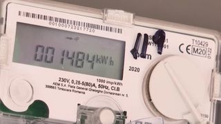 VIDEO Furnizorii de energie electrică intră în lupta pentru clienți. Ce le oferă românilor