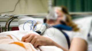 Mama grav rănită în tragedia din Târgu Frumos se zbate între viață și moarte. Cătălina va fi operată din nou: "Intubată, fără ameliorări" Fetițele sale o așteaptă acasă