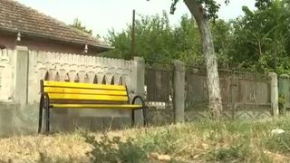 VIDEO S-au plâns de bănci, așa că au rămas fără ele. Investiția publică a provocat scandal într-o comună din Dolj: „Îmi iau jucăriile și plec”