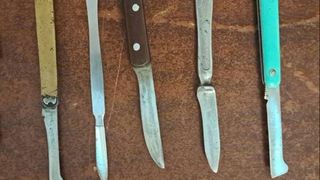 VIDEO O femeie de pe lista suplimentară AUR, prinsă cu 6 cuțite la intrarea &icirc;n Palatul Parlamentului. Reacția partidului: &bdquo;Este responsabilitatea instituțiilor abilitate să investigheze situația&rdquo;